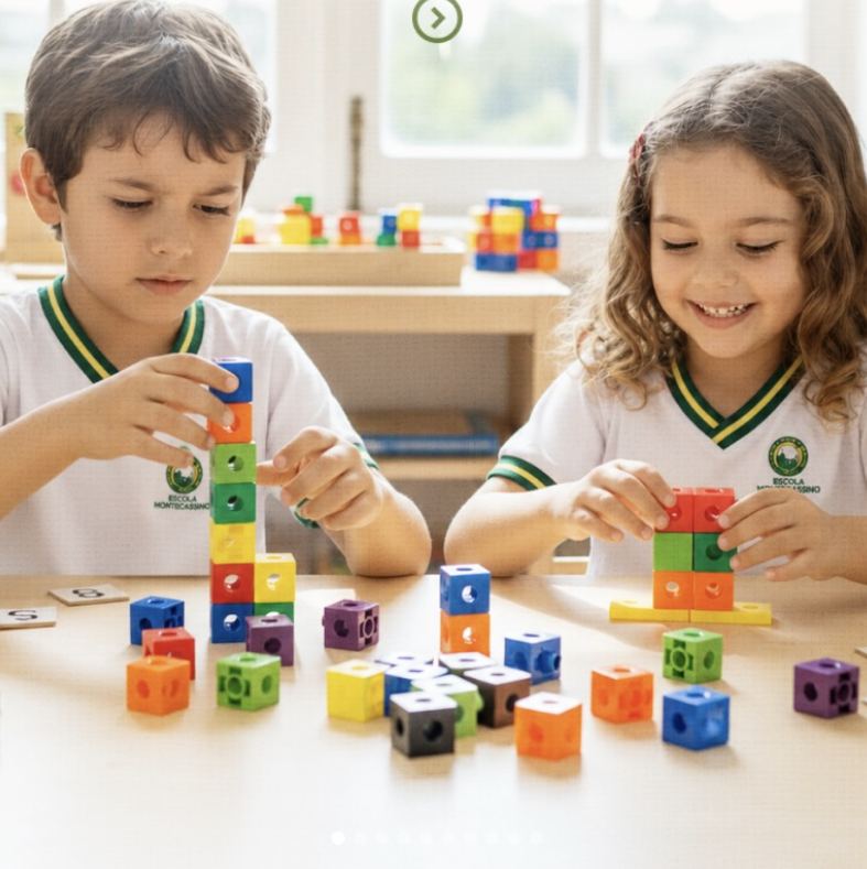 Crianças aprendendo matemática com materiais manipuláveis