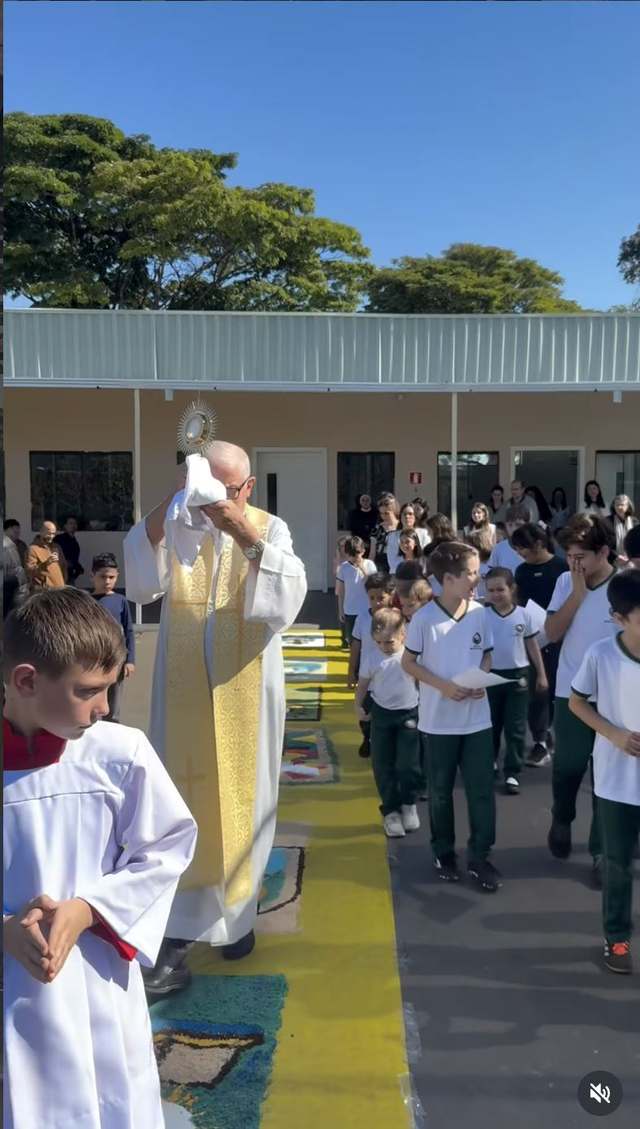 Comunidade escolar reunida em uma celebração