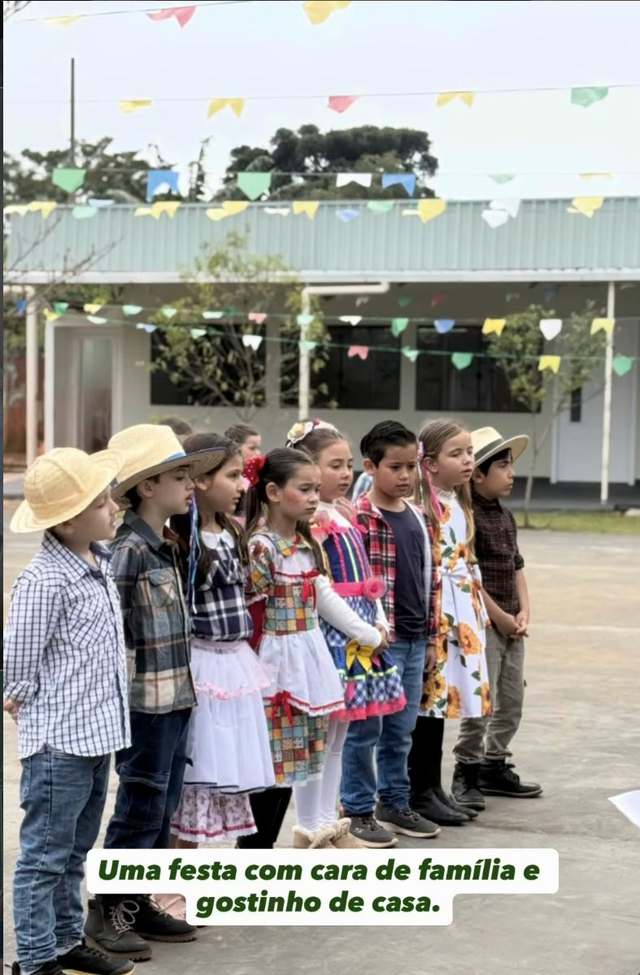 Alunos em celebração cultural na escola