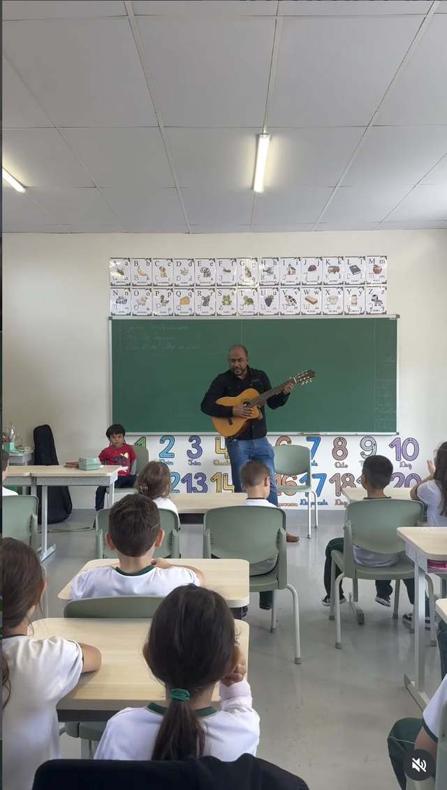 Turma durante uma aula de música