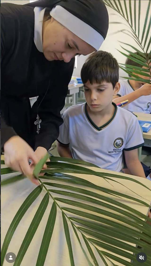 Aluno realizando atividade criativa com elementos da natureza