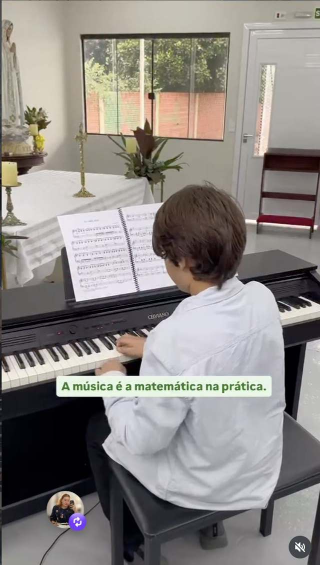 Aluno em aula de música ao piano