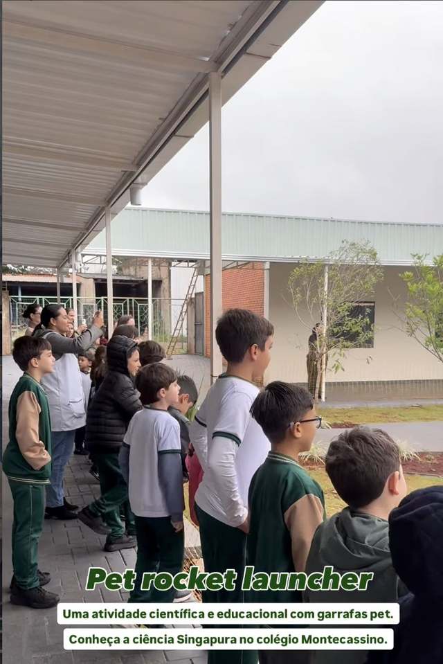 Alunos participando de experiência científica