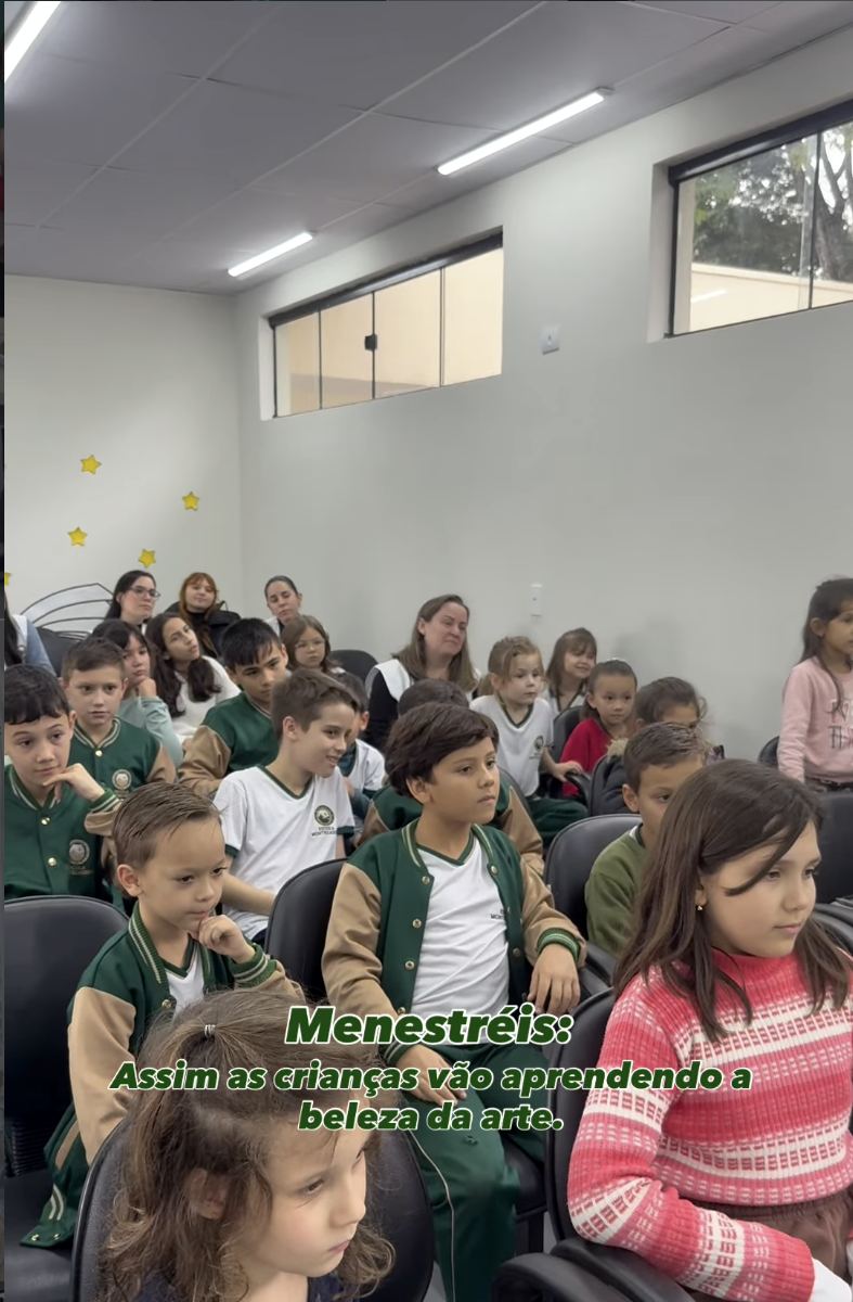 Crianças participando de um momento de contação de história