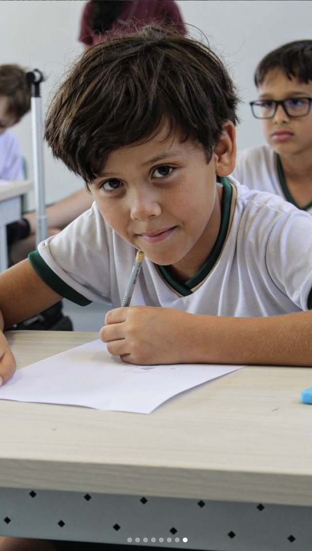 Aluno concentrado em atividade de escrita