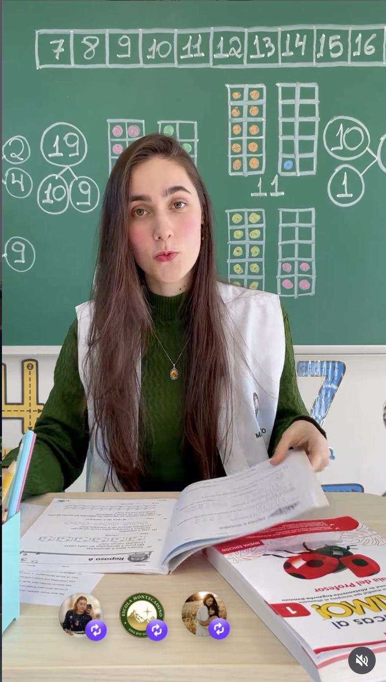 Professora apresentando materiais de matemática