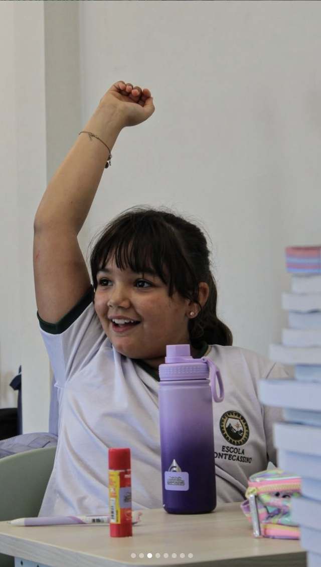 Aluna sorrindo e participando da aula
