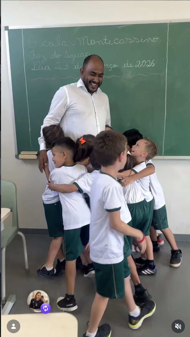 Professor acolhendo alunos em sala de aula